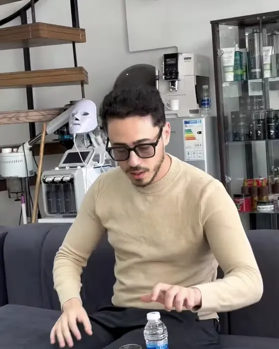 Le coin d'attente du salon Mr Cut, avec un café