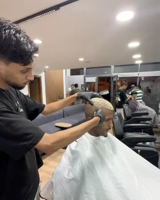 Coiffeur au travail dans le salon Mr Cut