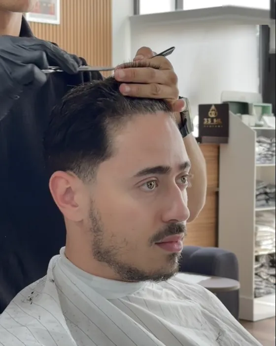 Coupe aux ciseaux en cours chez Mr Cut