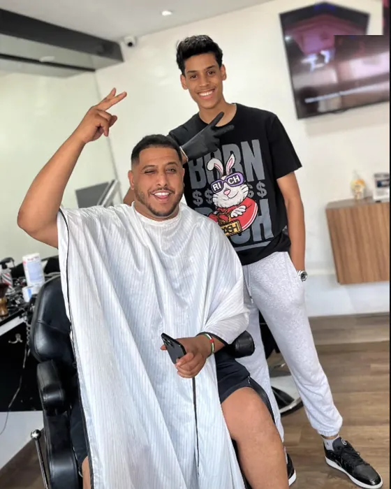 Un client et son coiffeur après la coupe chez Mr Cut