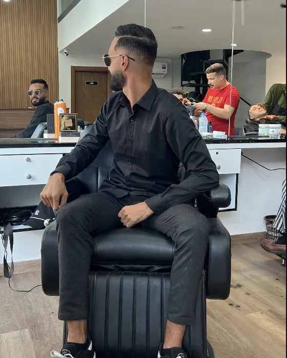 Un client installé dans le salon Mr Cut, avenue Annakhil