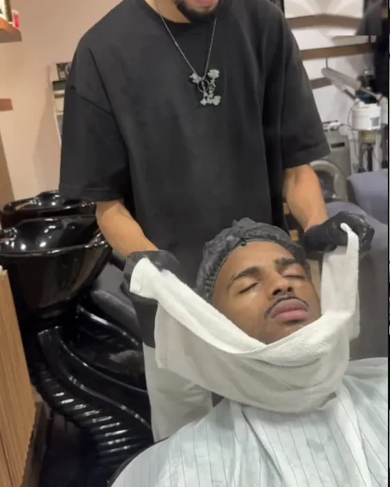 Lavage des cheveux au bac chez Mr Cut